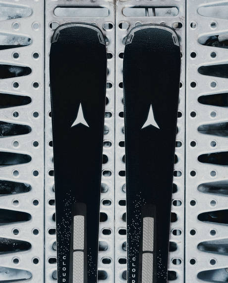Närbild på skidspetsarna av svarta Atomic Cloud Q14 Revoshock S pistskidor med den vita logotypen i fokus.