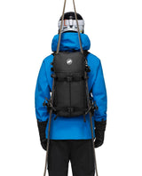 Mammut Nirvana 22 svart ryggsäck för friåkning och toppturer med fastsatta skidor på ryggen
