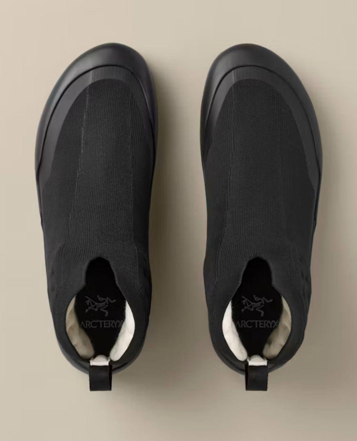 Arc'teryx Kragg Mid Men svarta approachskor sedda ovanifrån mot en neutral bakgrund med Vibram-sula och Betaspun-ull