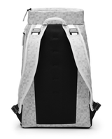 D_b_ Hugger Backpack 30L i färgen White Noise visas bakifrån, med sina vadderade axelremmar och slitstarka konstruktion.
