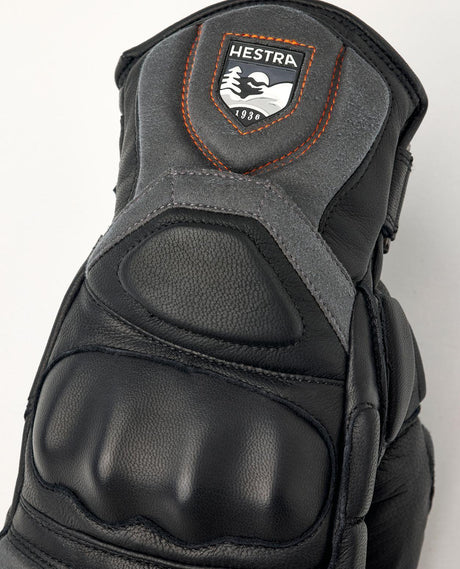 Hestra Impact Racing Sr. Mitt - Detaljbild på knogskydd och ovansida i svart getskinn.