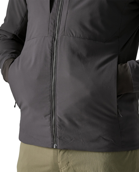Patagonia Nano-Air Light Hoody för herrar i svart färg med fokus på dragkedja och fickdetaljer.