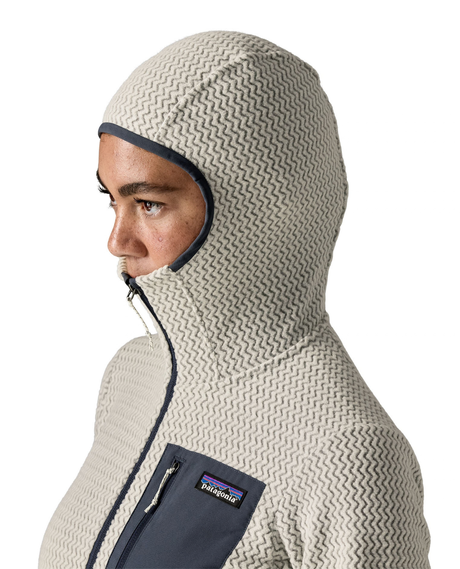 Patagonia R1 Air Full-Zip Hoody för dam i färg birch white med huva på.