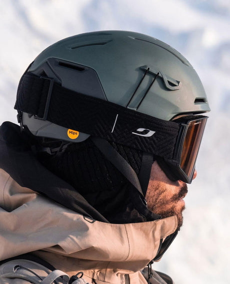 Julbo Hailot Freeride Mips freeridehjälm i mörkgrönt och svart med matchande skidglasögon.