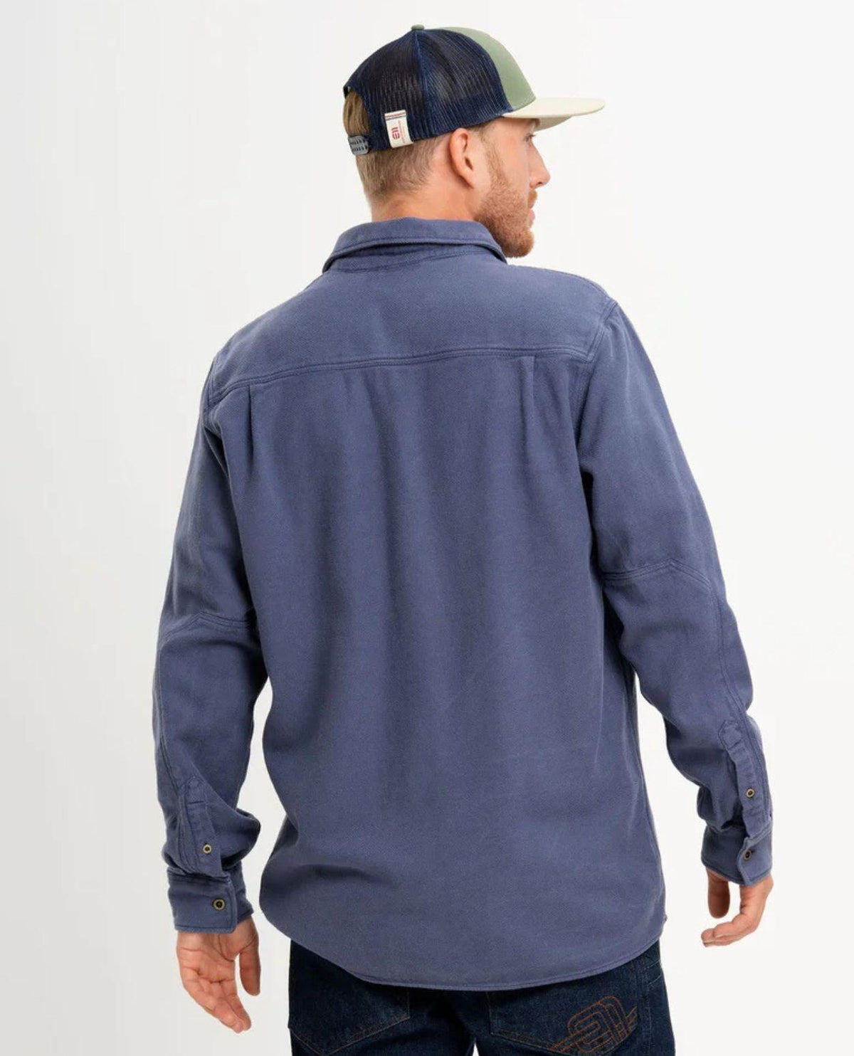 Man bakifrån i den blå bomullsskjortan Elevenate Hokkaido Shirt Men.
