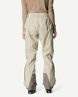 Bakifrånvy av Houdini Ride Pants II Women i färgen Greenish Gray, vilket visar skidbyxornas passform och detaljer.