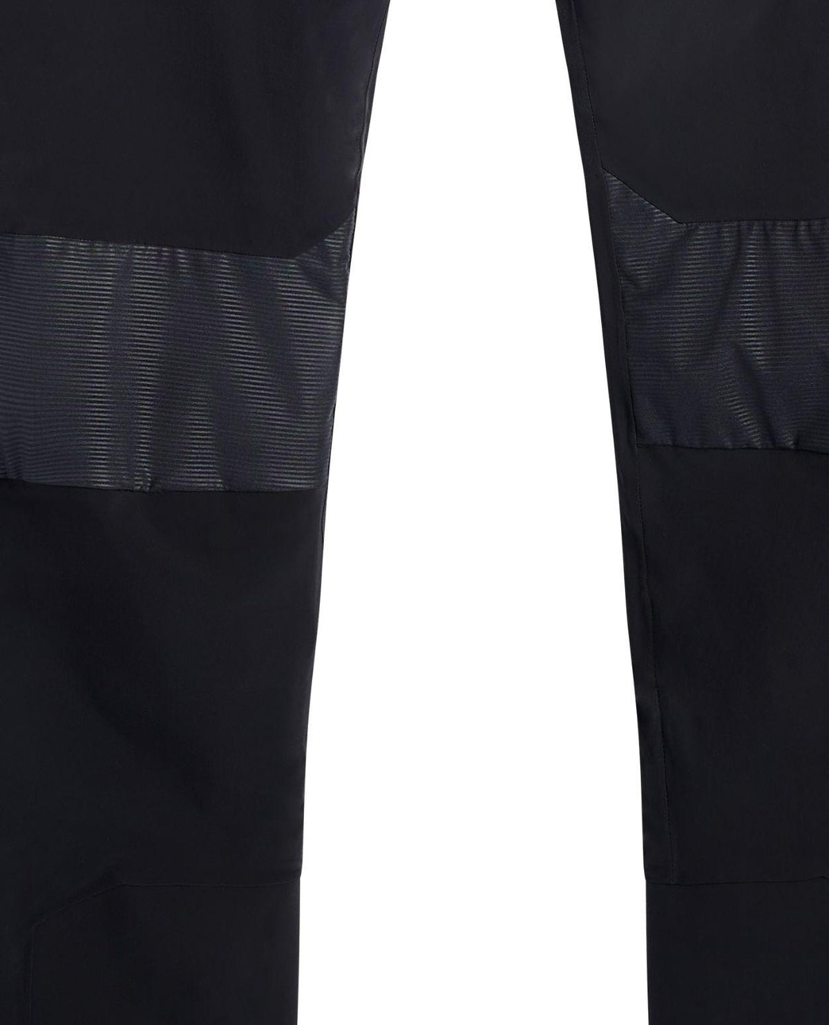 Närbild som visar knäpartiets förstärkningar och detaljer på de svarta skidbyxorna J.Lindeberg Whitman Pant Men.