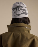 Arc'teryx Grotto Toque i grått och mörkt mönster sett bakifrån på person med grön jacka.