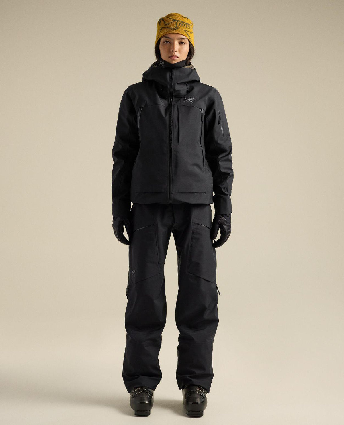 Arc'teryx Sentinel Pant Women - Svart GORE-TEX-skidbyxa för dam på modell.