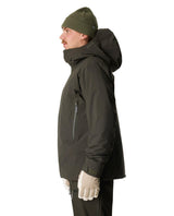 Man i profil som bär Houdini Ride Insulated Jacket Men i färgen grön.