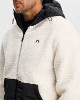 J.Lindeberg Varek Hybrid Zip Hood i färgen tofu, närbild på mellanlager med fluffig fleece och huva.