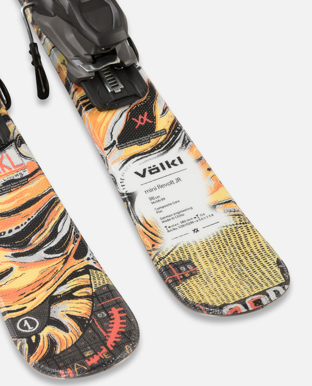 Völkl Mini Revolt Junior juniorskidor med VMotion-bindning, som visar upp en detaljbild av den färgglada ovansidan och designen.