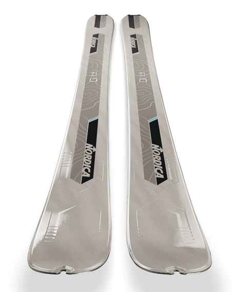 Nordica Unlimited DC i vit och svart design, stående topptursskidor för skidentusiaster.