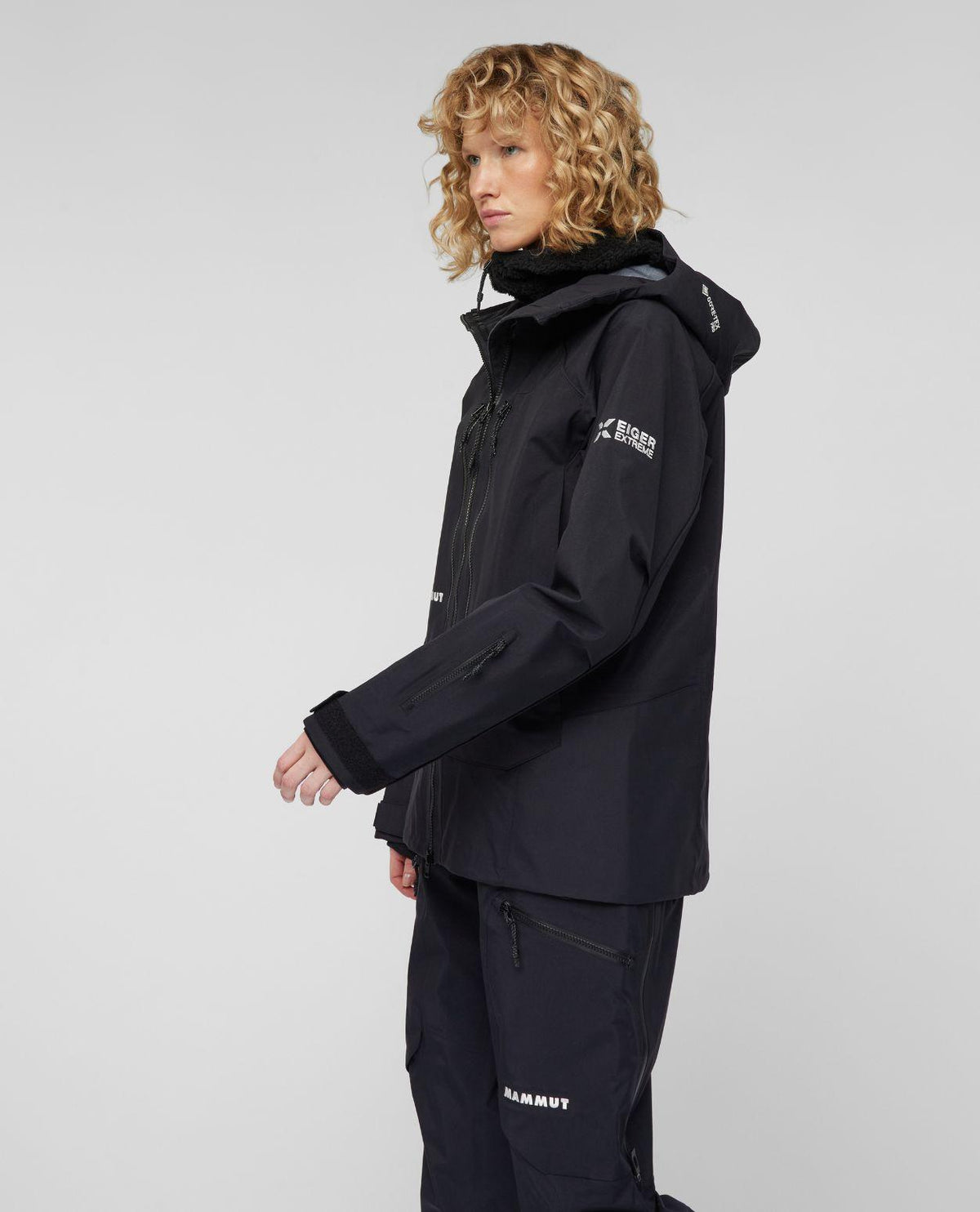 Mammut Eiger Free Pro HS Hooded Jacket Women i svart, visad i profil för dam.