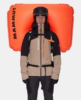 Mammut Tour 40 Removable Airbag 3.0 i svart med uppblåst orange airbag som bärs av skidåkare.