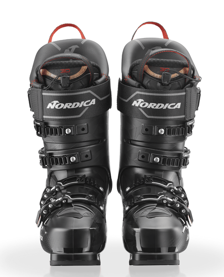 Nordica Pro Machine 3 130 S GW alpinpjäxor i svart utförsett framifrån med fokus på spännen och innerpjäxa.