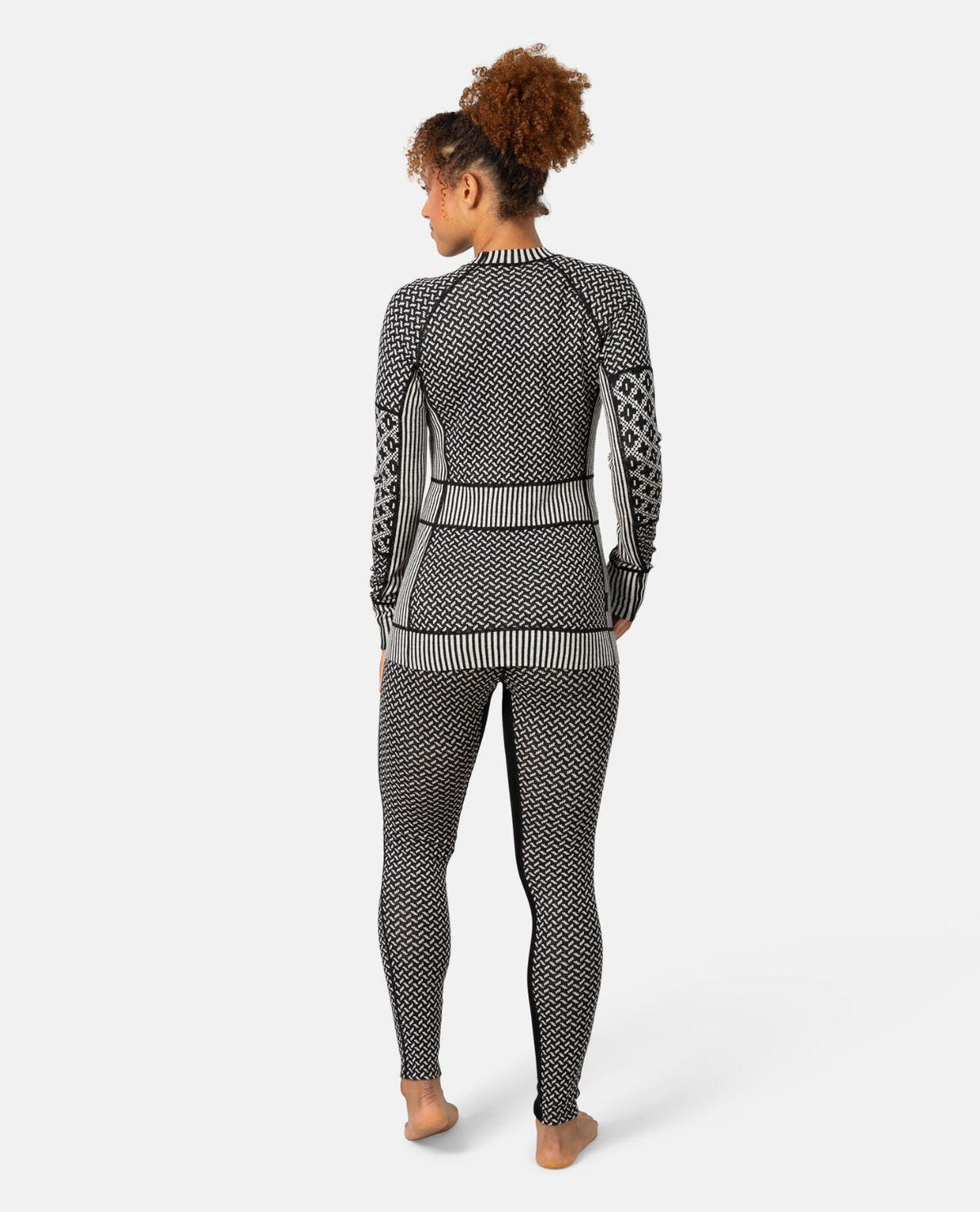 Kari Traa Smekker Long Sleeve i svart, visad bakifrån på modell iklädd matchande underställsbyxor med jacquardmönster.