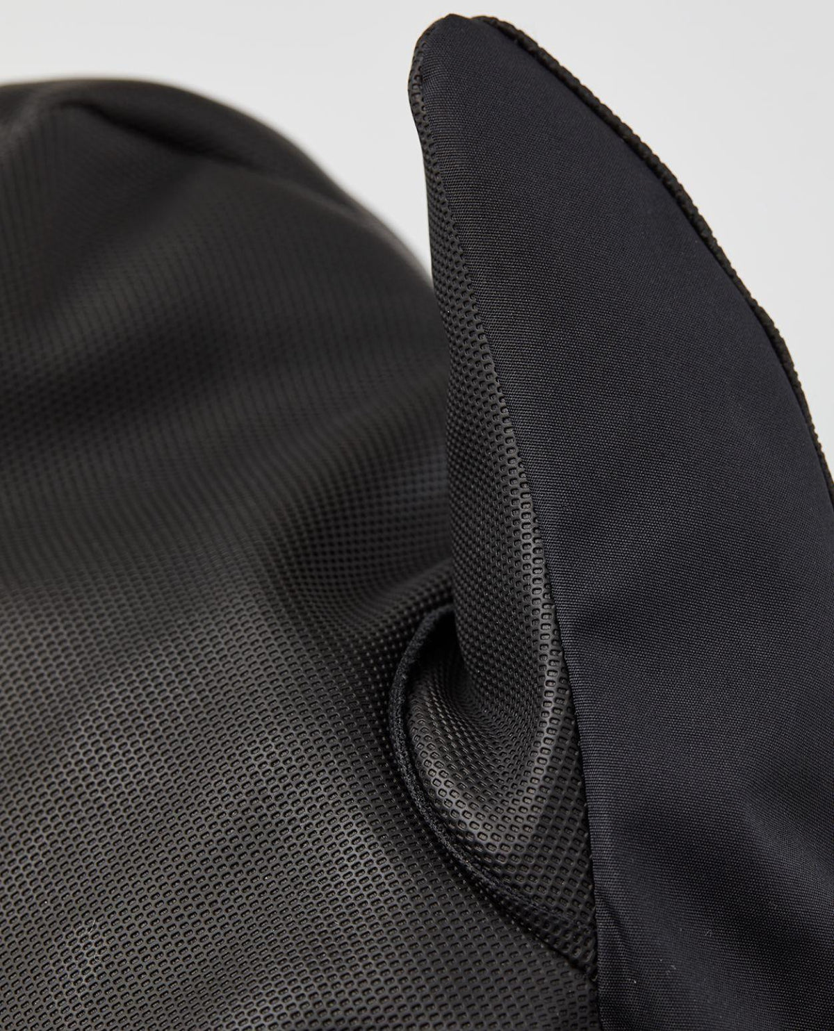 Hestra Gore-Tex Gauntlet Junior Mitt - Svart detaljbild på handskens struktur