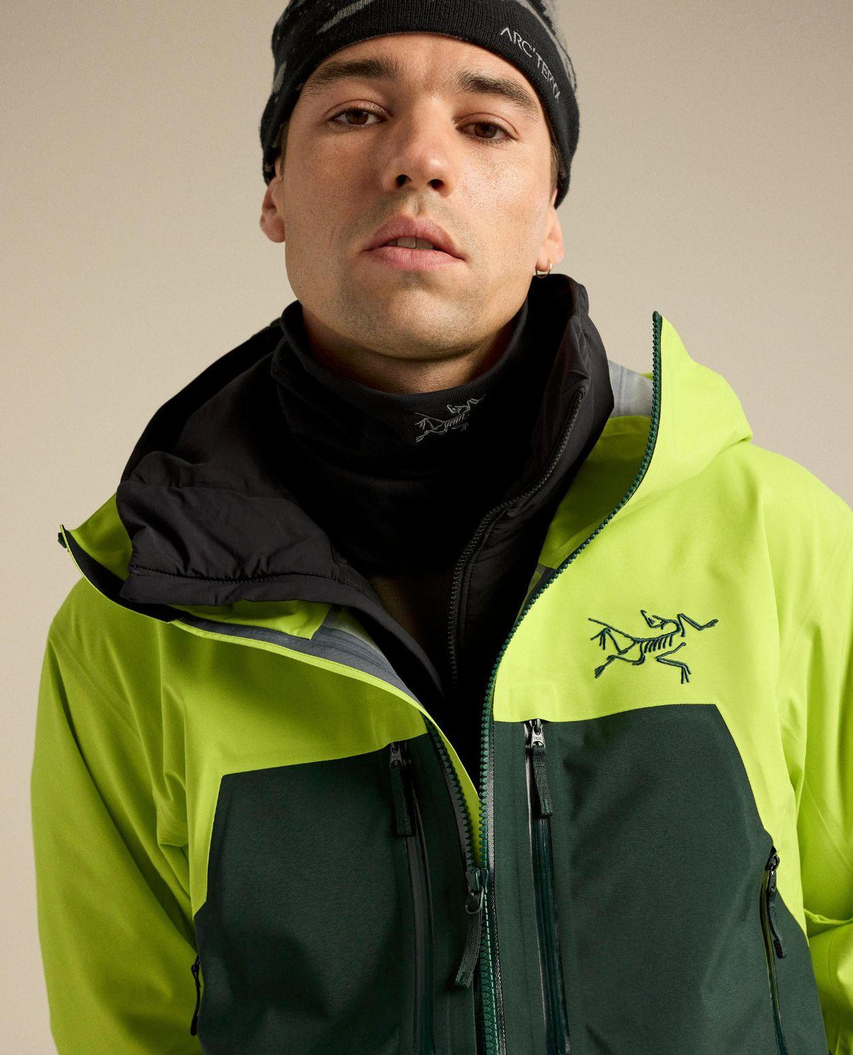 Arc'teryx Rush Jacket Men i Mantis/Dark Jade på modell för herrar. GORE-TEX