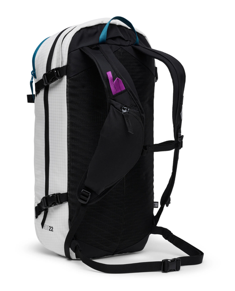Black Diamond Helio 22 Backpack i färgerna chalk och svart visad bakifrån med axelremmar och detaljer.