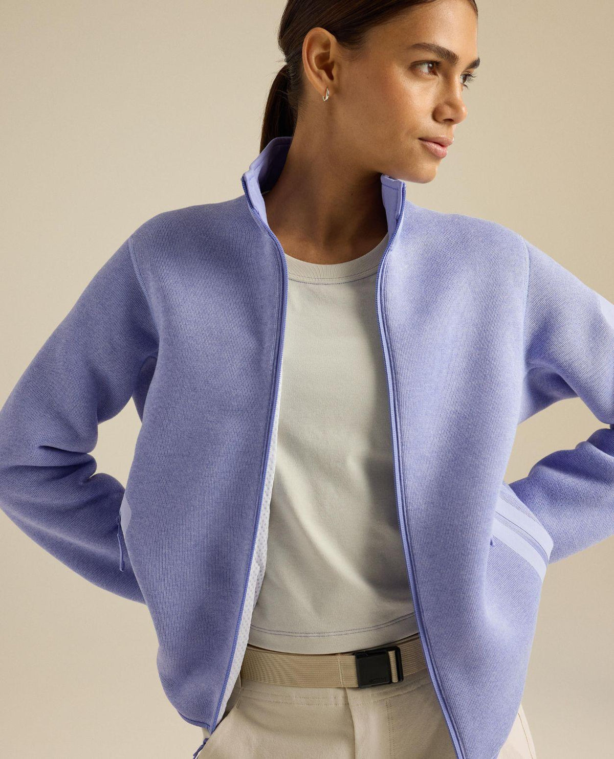 Arc'teryx Covert Cardigan Women i färgen Kasumi Heather, ett snyggt och funktionellt mellanlager i fleece.