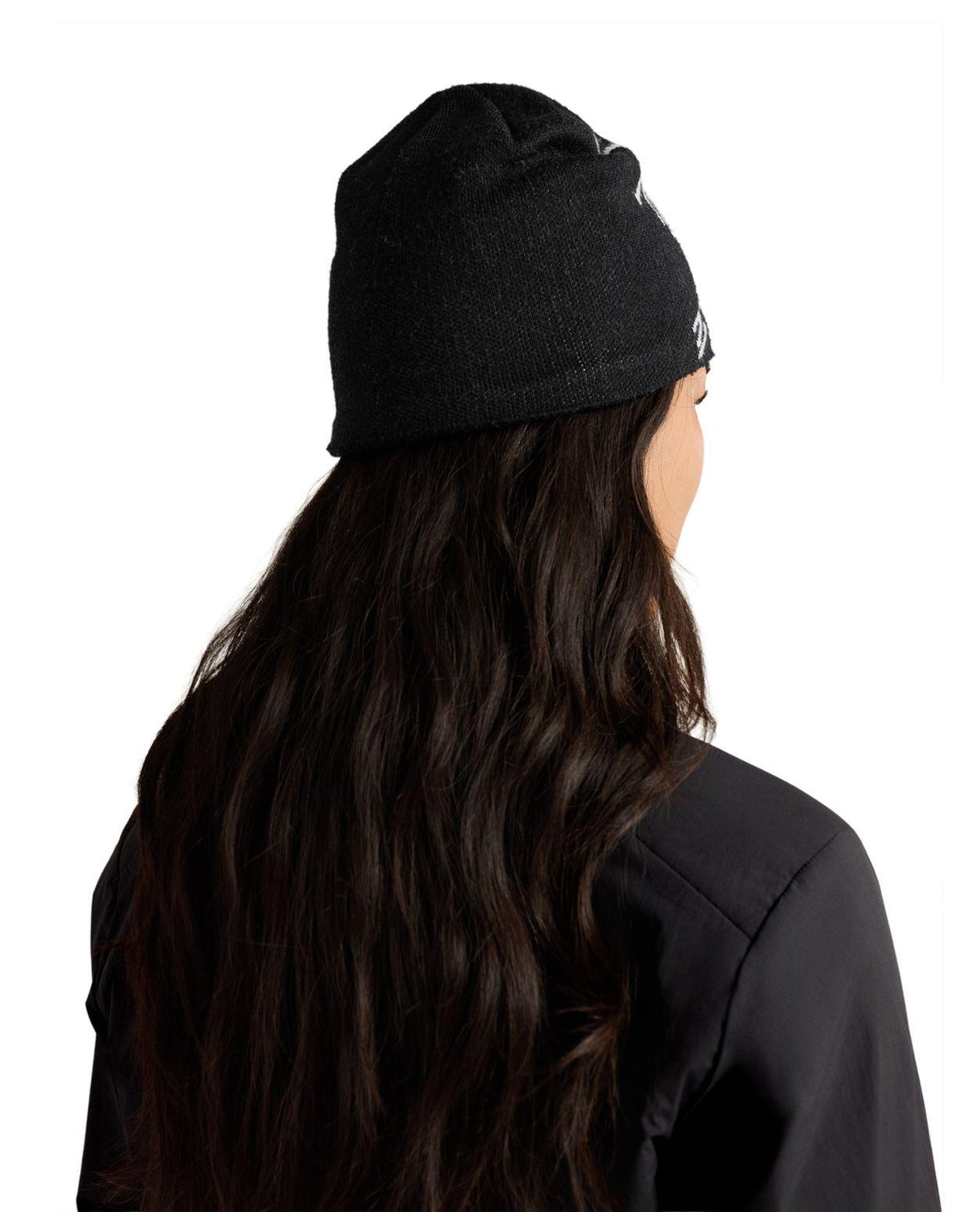 Arc'teryx Bird Head Toque i svart sett bakifrån på modell med långt hår.