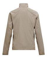 Peak Performance Freelight Hybrid Liner Men i fogen Avid Beige bakifrån, en mångsidig hybridjacka för herr.