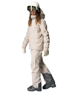 Skidåkare i profil som bär Houdini Ride Insulated Jacket i färgen sandstorm.