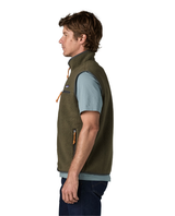 Patagonia Retro Pile Vest Men i färgen Basin Green på modell sedd från sidan.