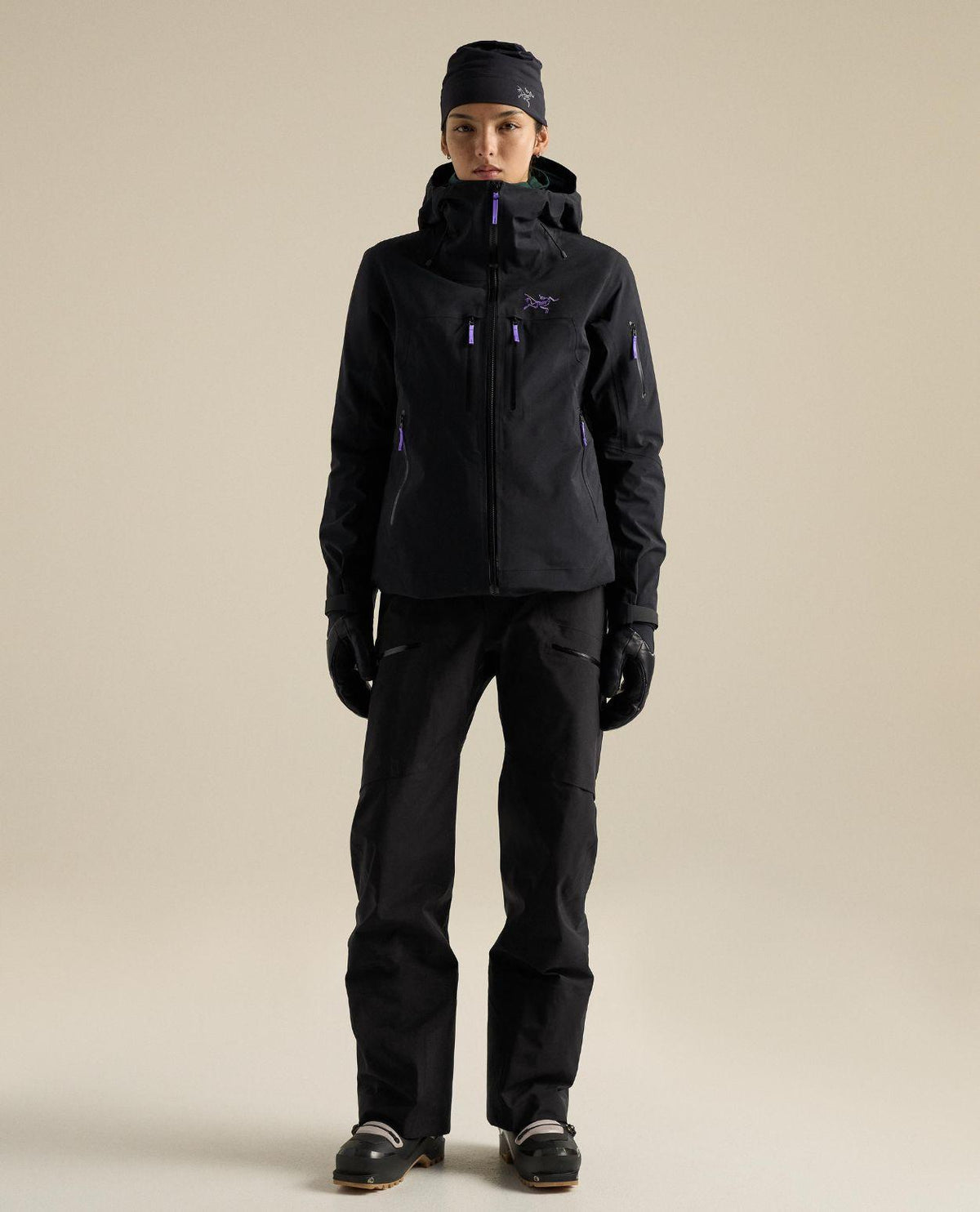 Arc'teryx Rush Jacket Women i färgerna svart och violectric framifrån, en teknisk skidjacka för dam.