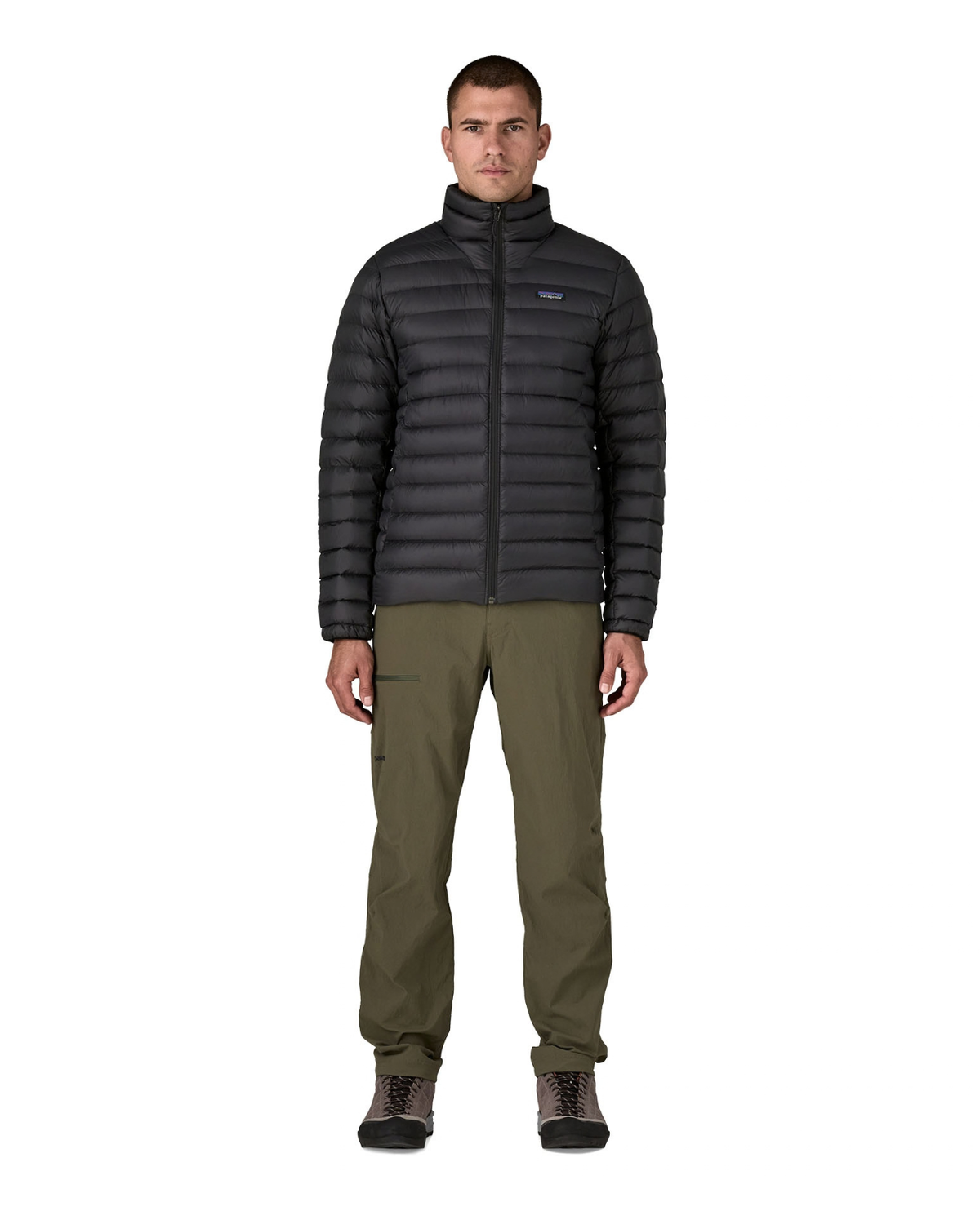 Patagonia Down Sweater Men i svart färg bärs av modell för en stilsäker look på berget eller i vardagen.