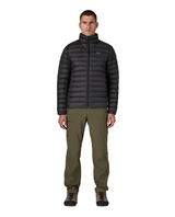 Patagonia Down Sweater Men i svart färg bärs av modell för en stilsäker look på berget eller i vardagen.