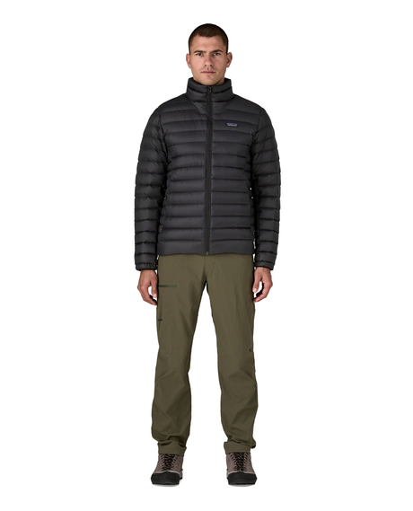 Patagonia Down Sweater Men i svart färg bärs av modell för en stilsäker look på berget eller i vardagen.