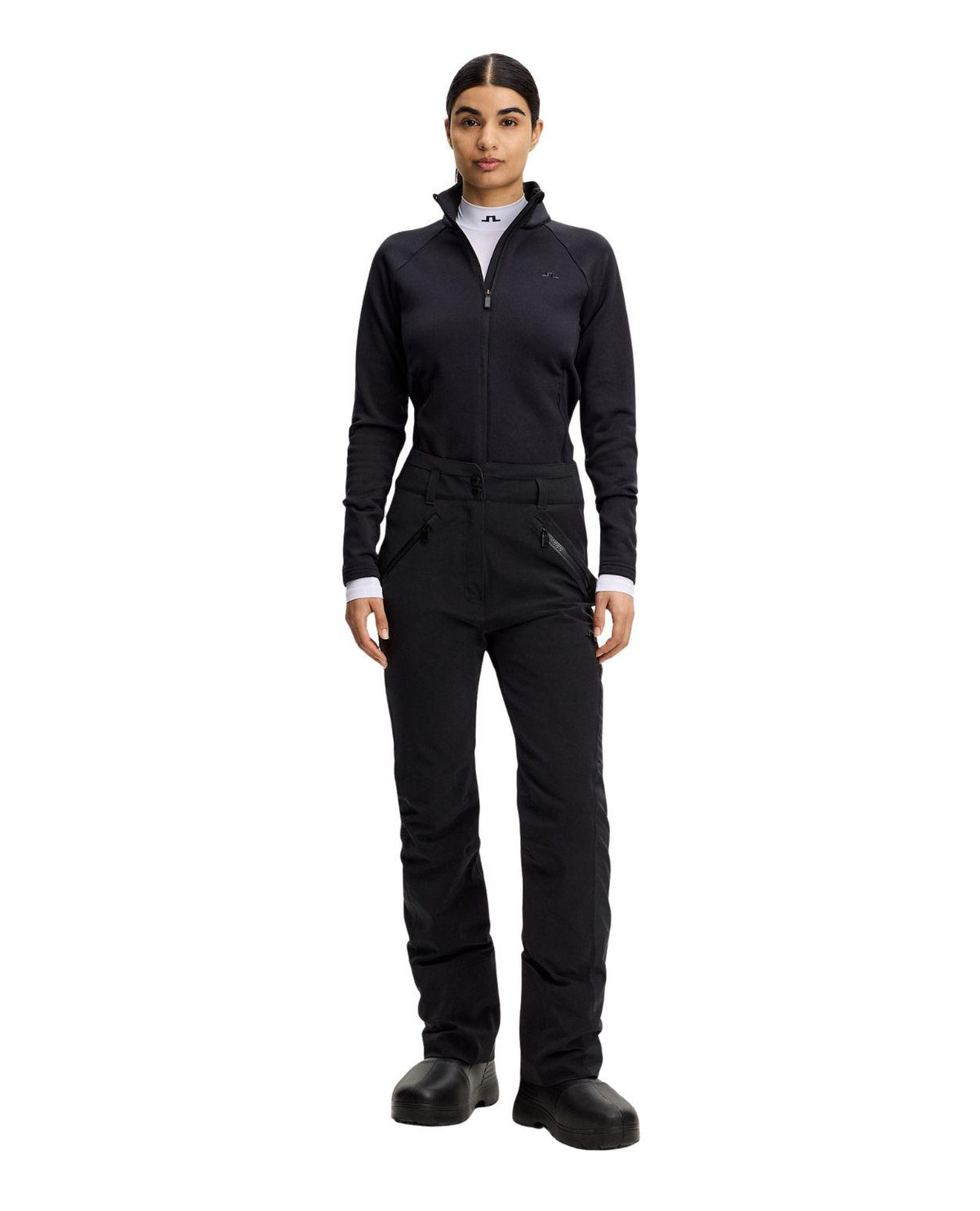 J.Lindeberg Solene Pant Women - Svart skidbyxa för damer i modellens outfit.