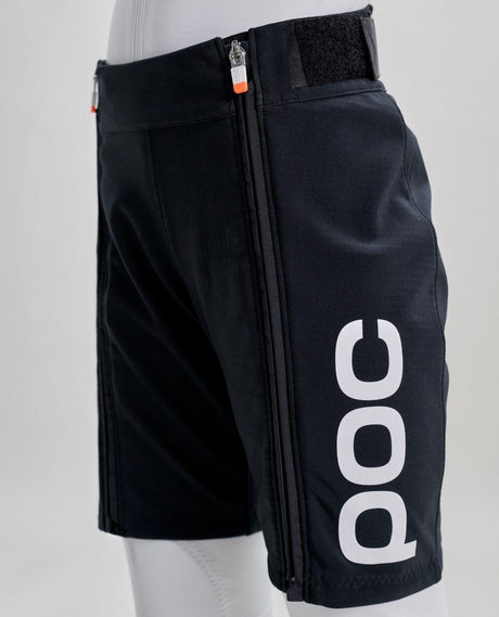 POC Junior Race Shorts i svart färg med vit logotyp på benet för alpin skidåkning.