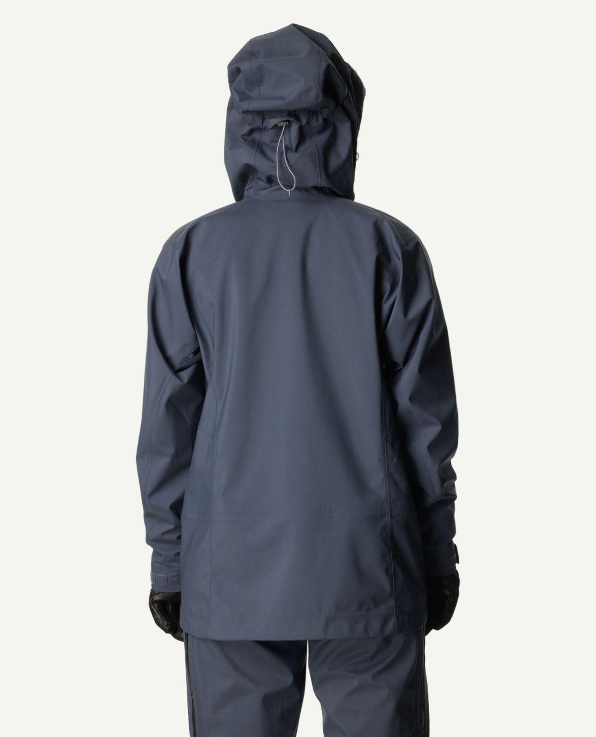 Baksida av Houdini Ride Jacket II Women i färgen Hombre Blue på dammodell med huva uppe.