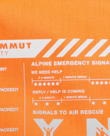 Mammut Nirvana 28 skidryggsäck visar tryck för alpina nödsignaler på orange tygmaterial.