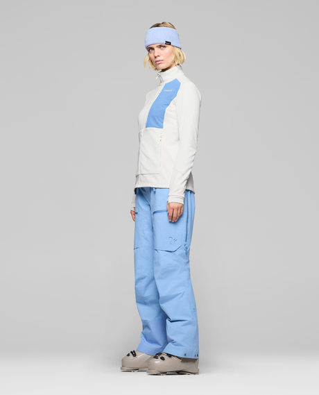 Norrøna Lofoten warm2 Jacket Women i Whisper White och Allure på modell från sidan.