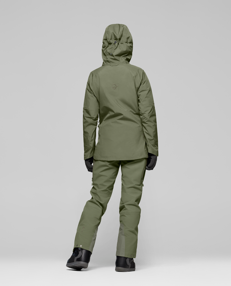 Norrøna Møre Gore-Tex Jacket Women i färg Deep Lichen Green visas bakifrån, en teknisk skidjacka för damer.