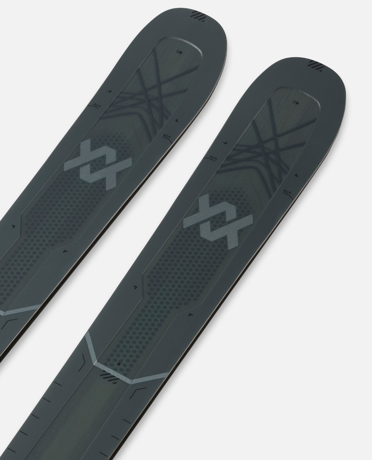 Närbild på Völkl Mantra 84 skidens framdel som visar designen och konstruktionen med carbon tips.