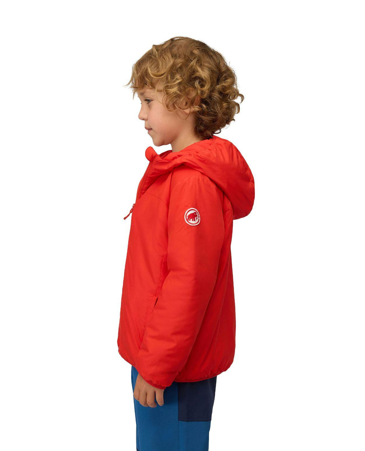 Barnmodell i profil som bär Mammut Rime IN Hooded Jacket Junior i den röda färgen Mammut Red.