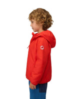 Barnmodell i profil som bär Mammut Rime IN Hooded Jacket Junior i den röda färgen Mammut Red.