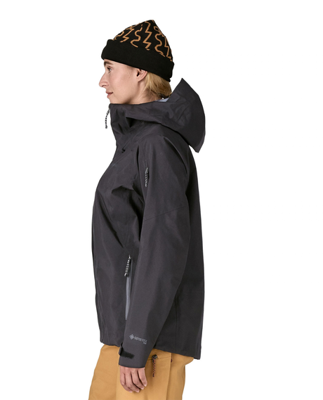 Patagonia PowSlayer Jacket Women i svart färg, visad från sidan på skidåkare.