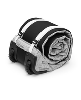 D_b_ Snow Roller Pro 70L i färgkombinationen White Noise rullat skidfodral med hjul på vit bakgrund.
