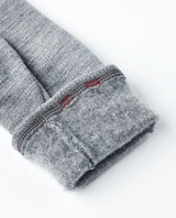 Hestra Gravita Merino Liner Mitt i grått visar en närbild på det mjuka, borstade ullfodret och sömmarna.