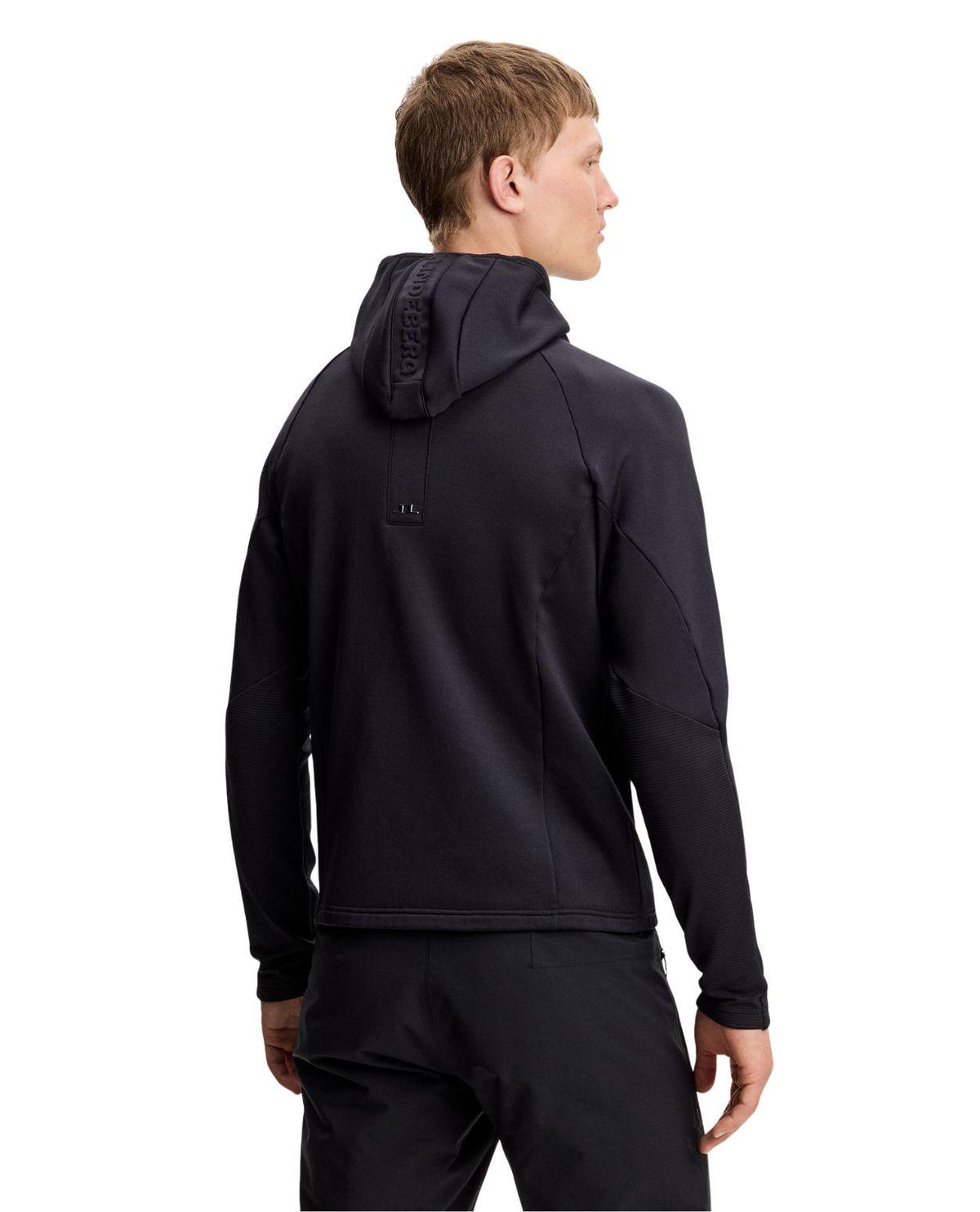 J.Lindeberg Pollock Polartec Hood Men - Svart mellanlager i modell bakifrån med huva