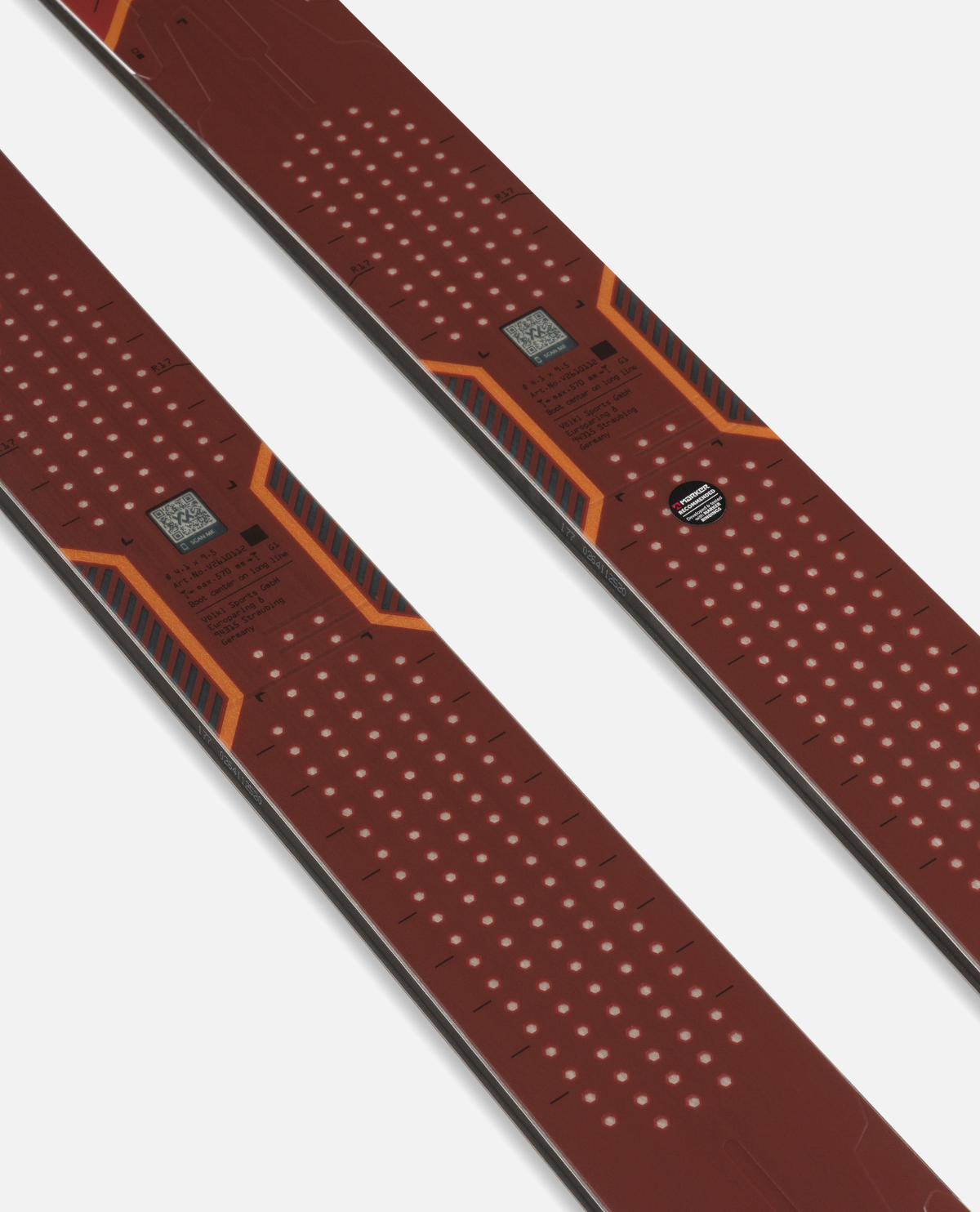 Närbild på Völkl M7 Mantra 26/27 offpistskidor som visar ovansidans design med rödbrun färg och detaljer.