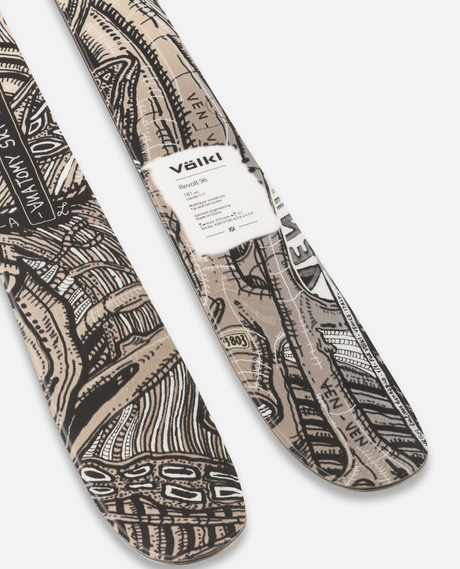 Närbild på Völkl Revolt 96 26/27 parkskidor som visar den detaljerade grafiken och specifikationsetiketten.