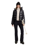 J.Lindeberg Portia Polartec Hood i beige färg som bärs av en skidåkare i full skidutrustning.