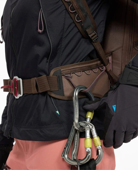 Detaljbild på höftbältet till Klättermusen Gyme Backpack 25L i Slate Brown med karbinhakar.